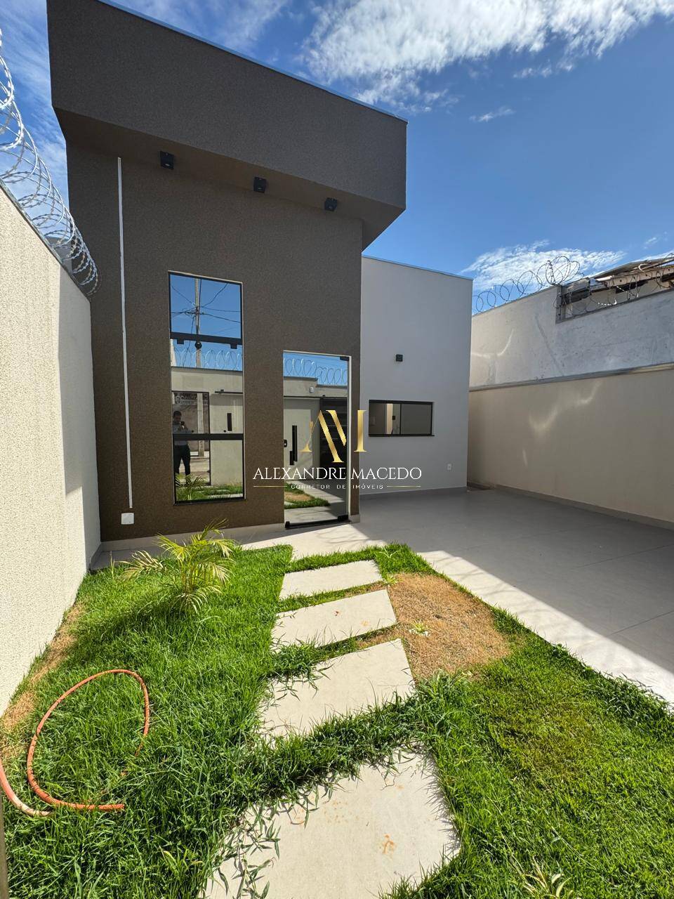 Casa à venda com 3 quartos, 65m² - Foto 1